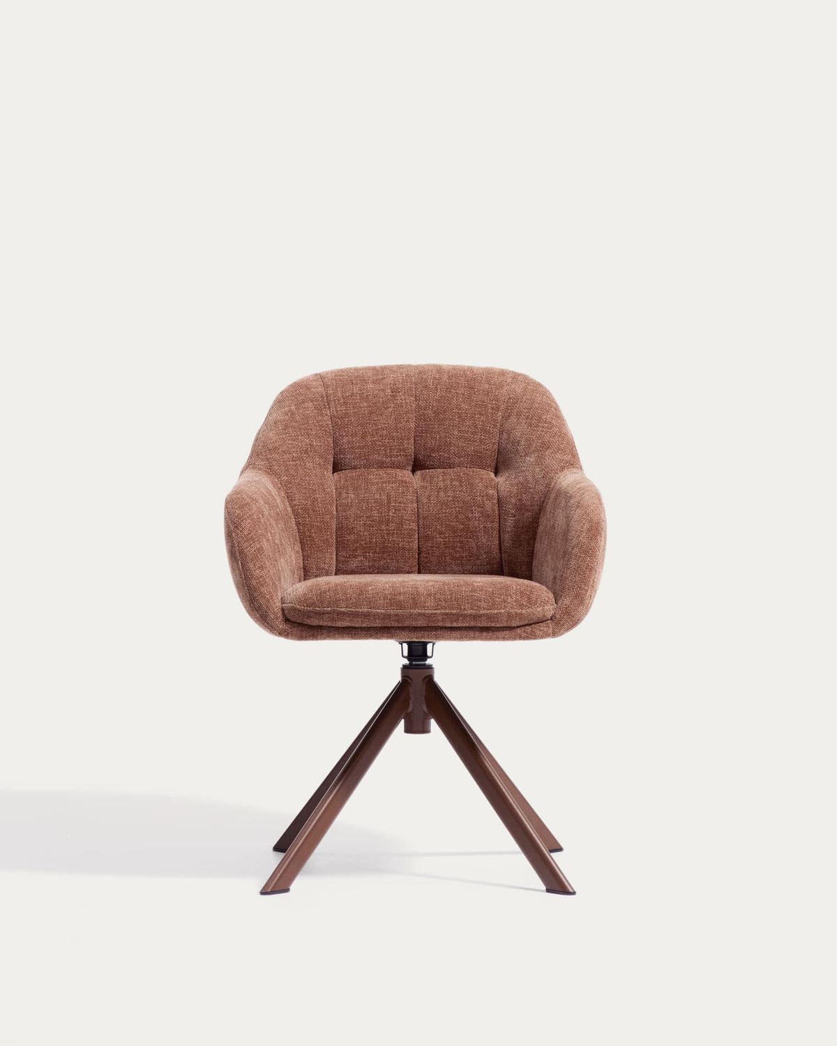 Silla giratoria Dorina de chenilla caramelo y patas de acero con acabado caramelo