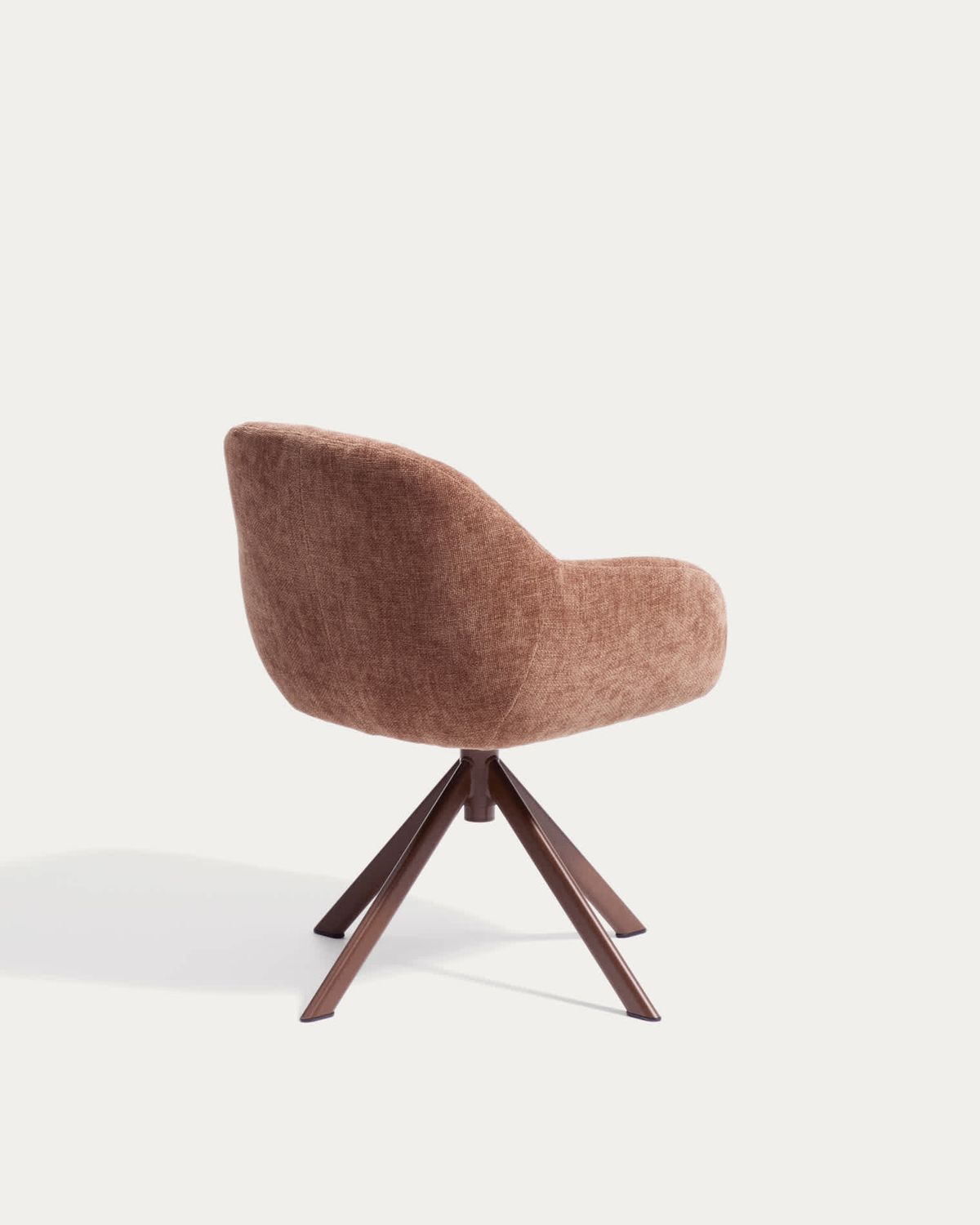 Silla giratoria Dorina de chenilla caramelo y patas de acero con acabado caramelo