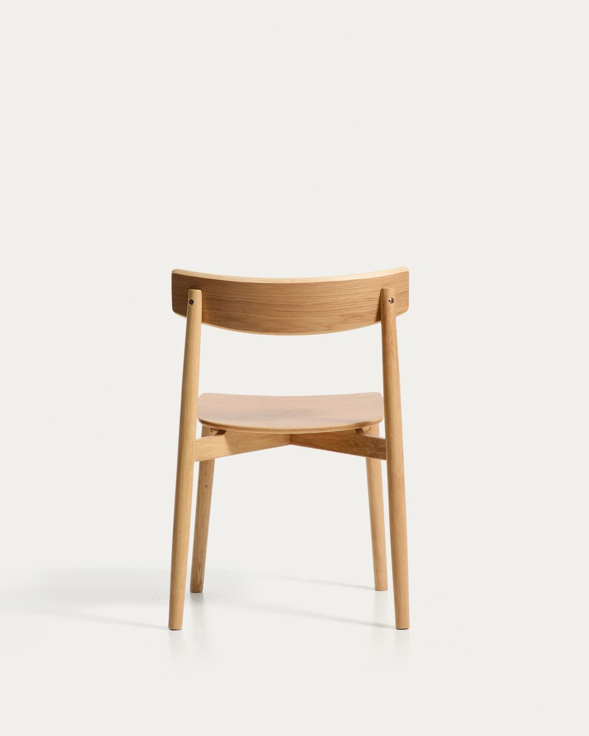 Silla Evera de chapa de roble con acabado en tono natural
