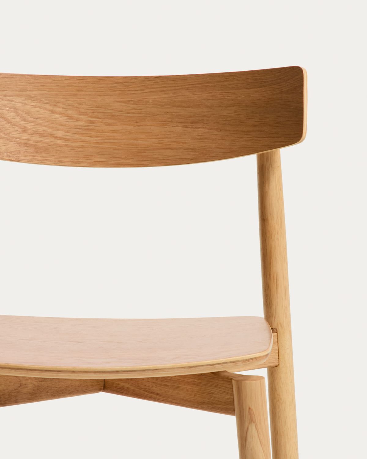 Silla Evera de chapa de roble con acabado en tono natural