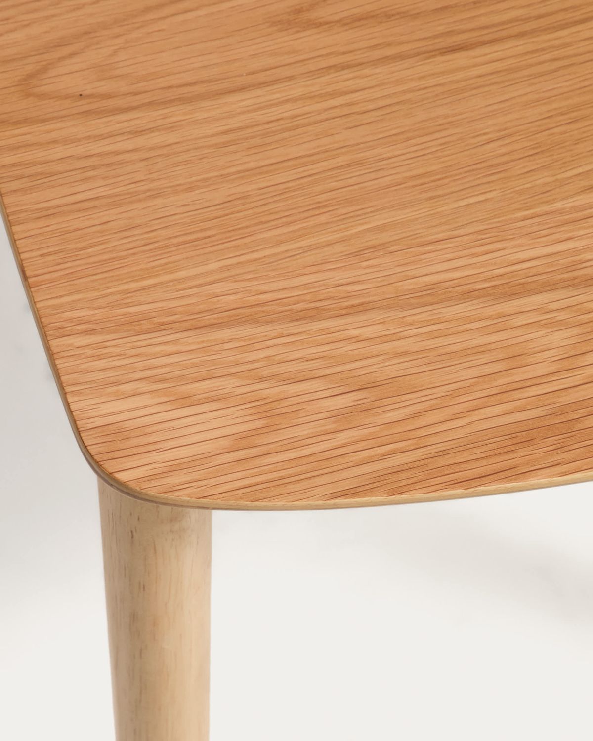 Silla Evera de chapa de roble con acabado en tono natural