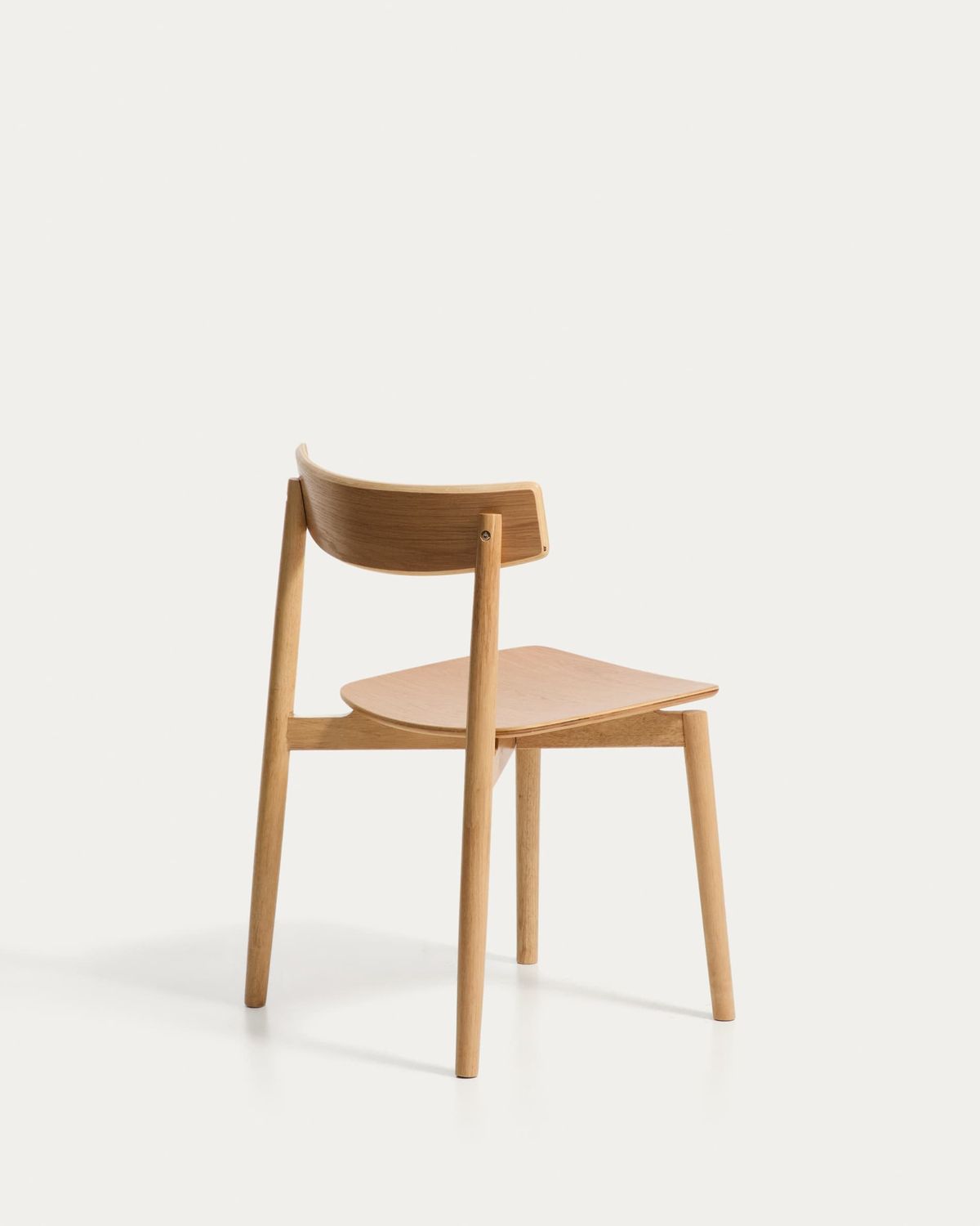 Silla Evera de chapa de roble con acabado en tono natural