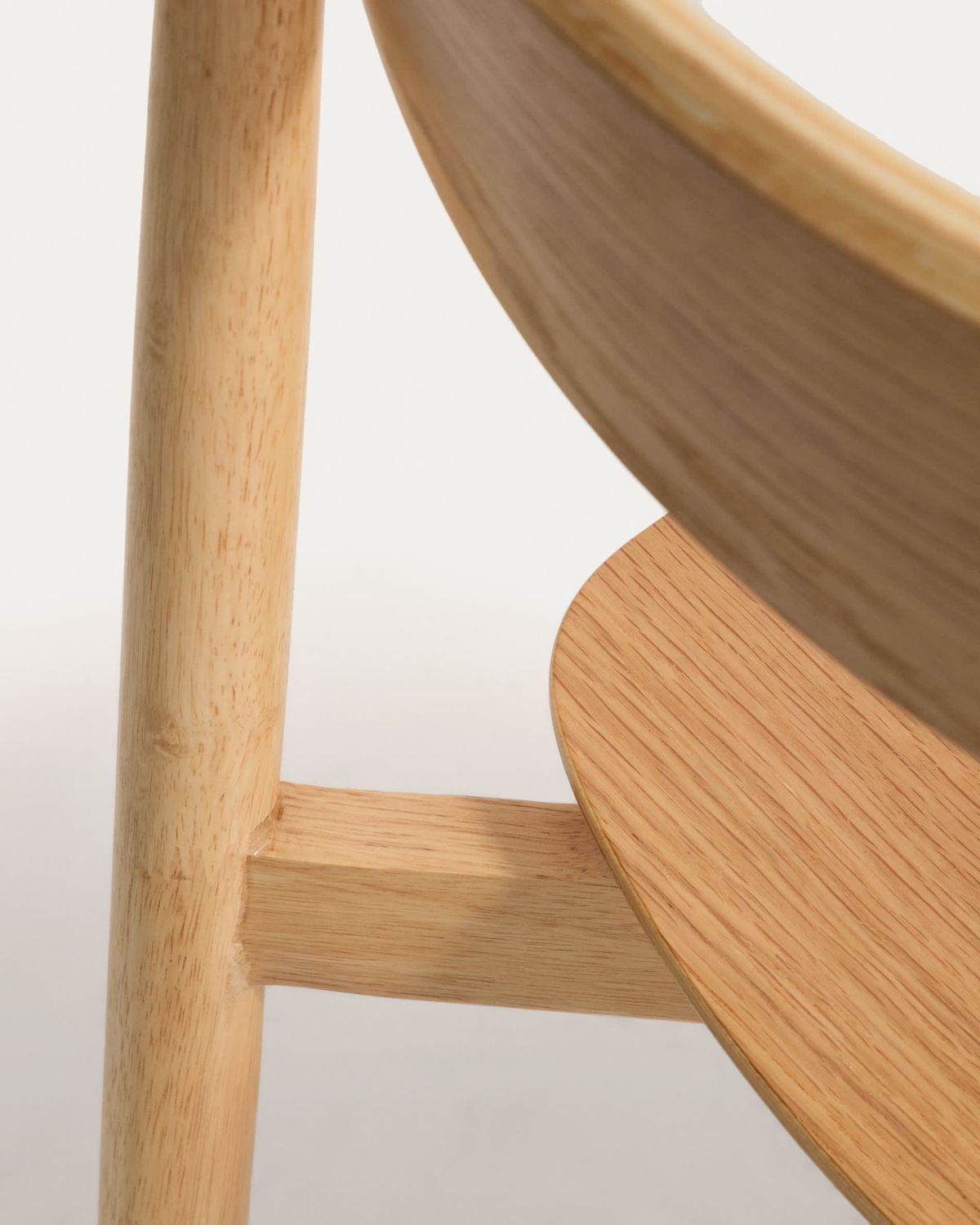 Silla Evera de chapa de roble con acabado en tono natural