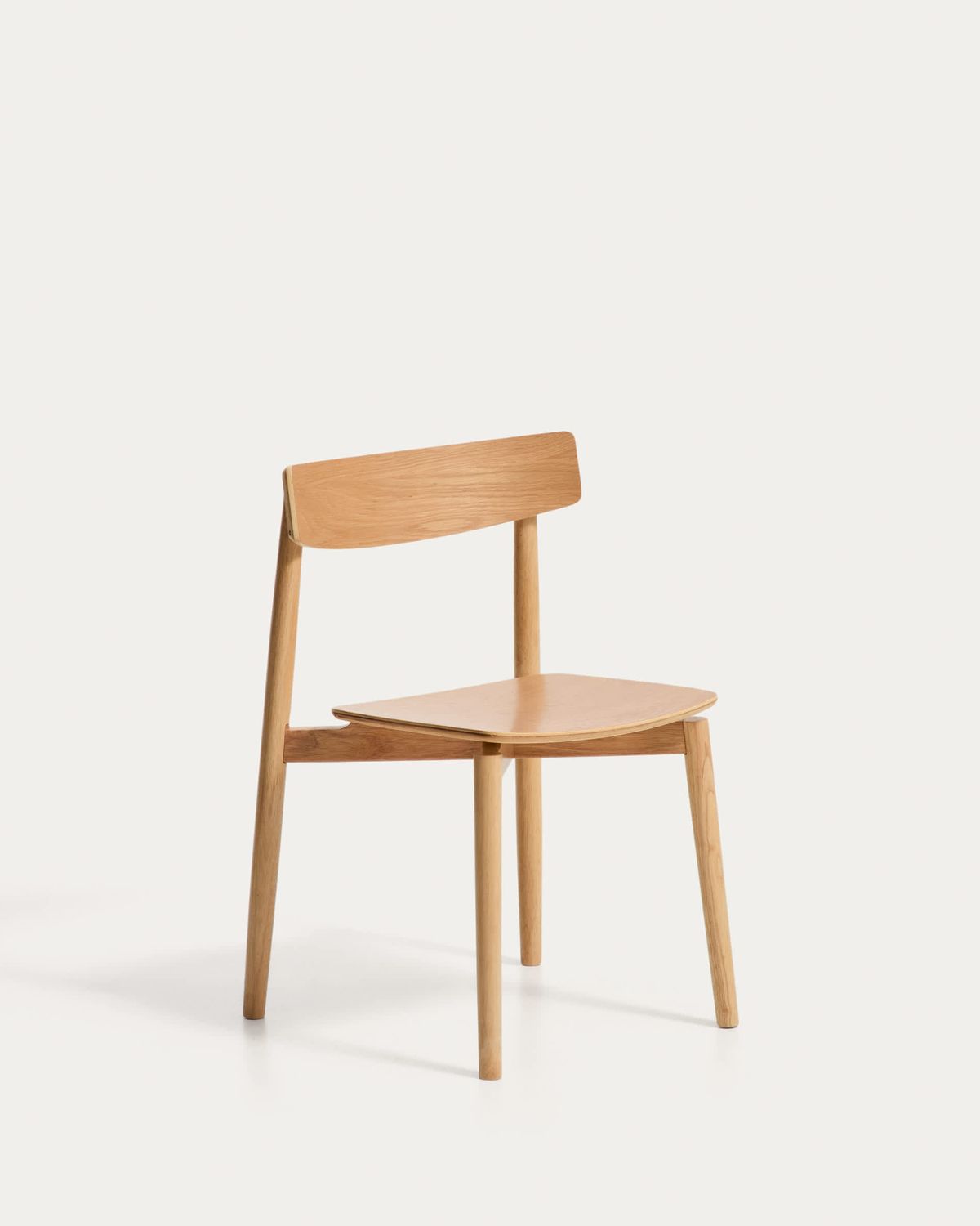 Silla Evera de chapa de roble con acabado en tono natural