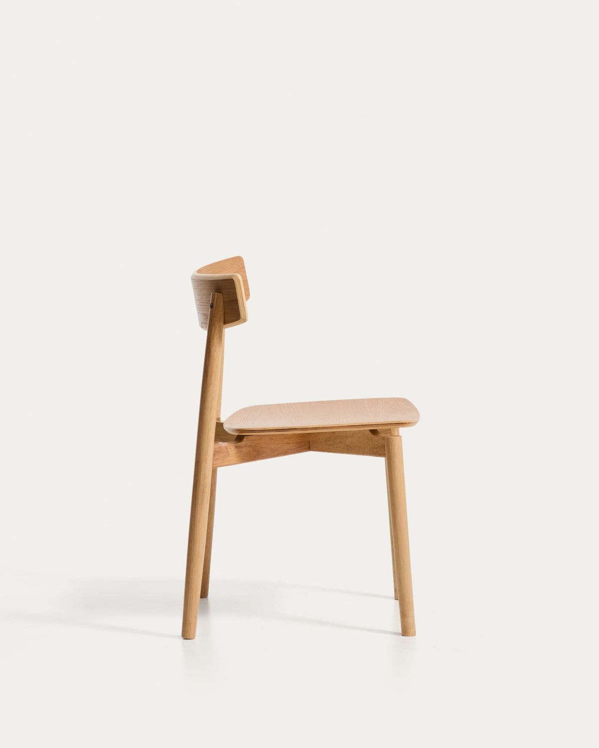Silla Evera de chapa de roble con acabado en tono natural