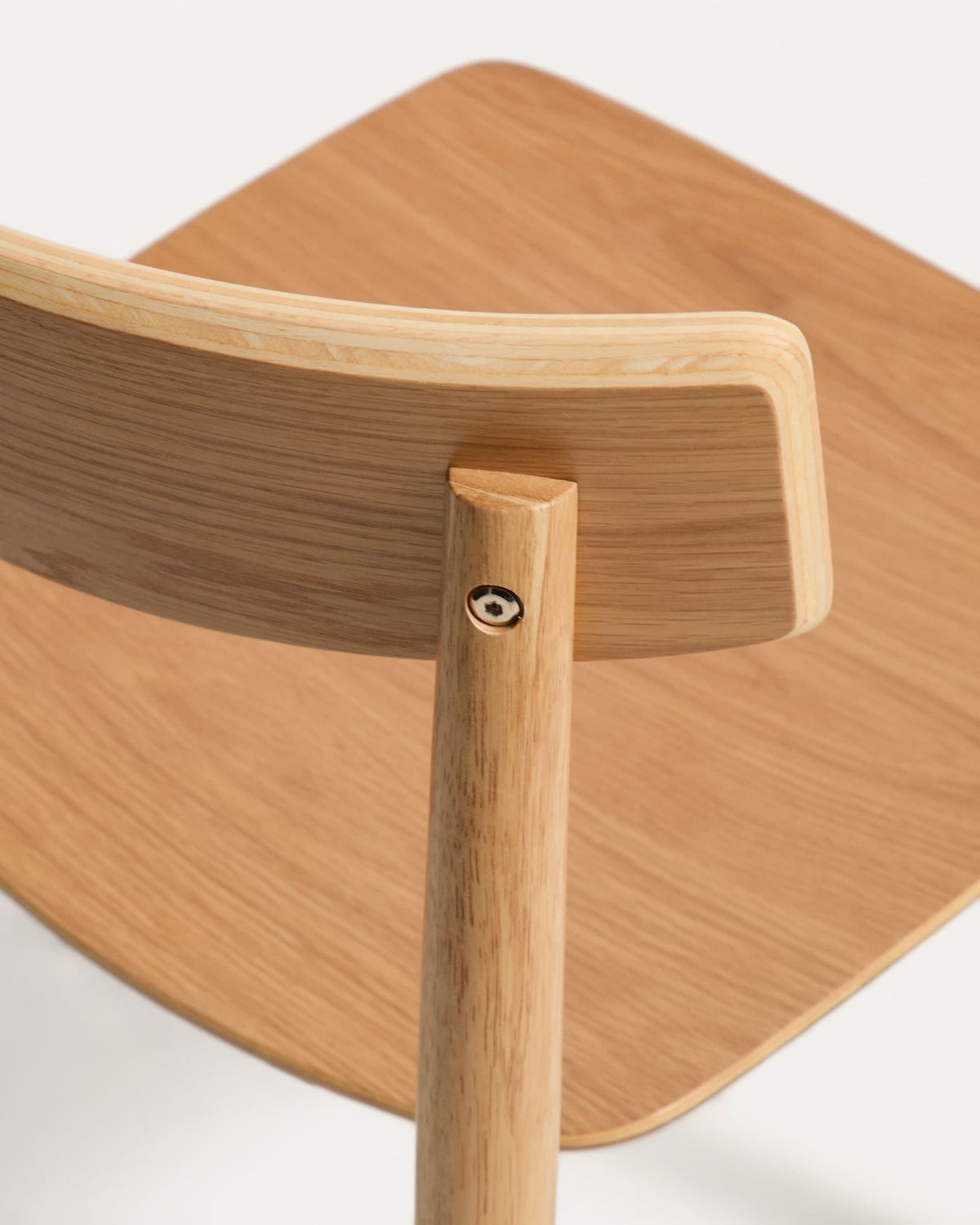 Silla Evera de chapa de roble con acabado en tono natural