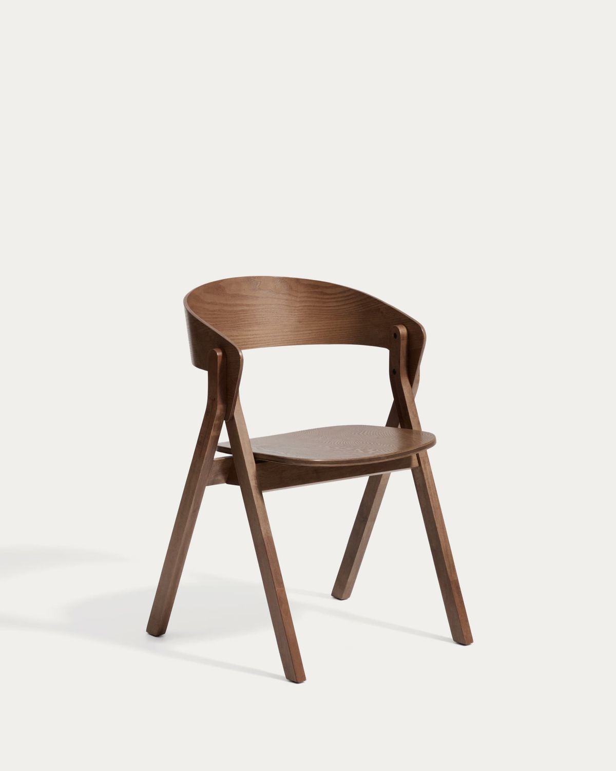 Silla Godia de chapa de roble con acabado en tono nogal