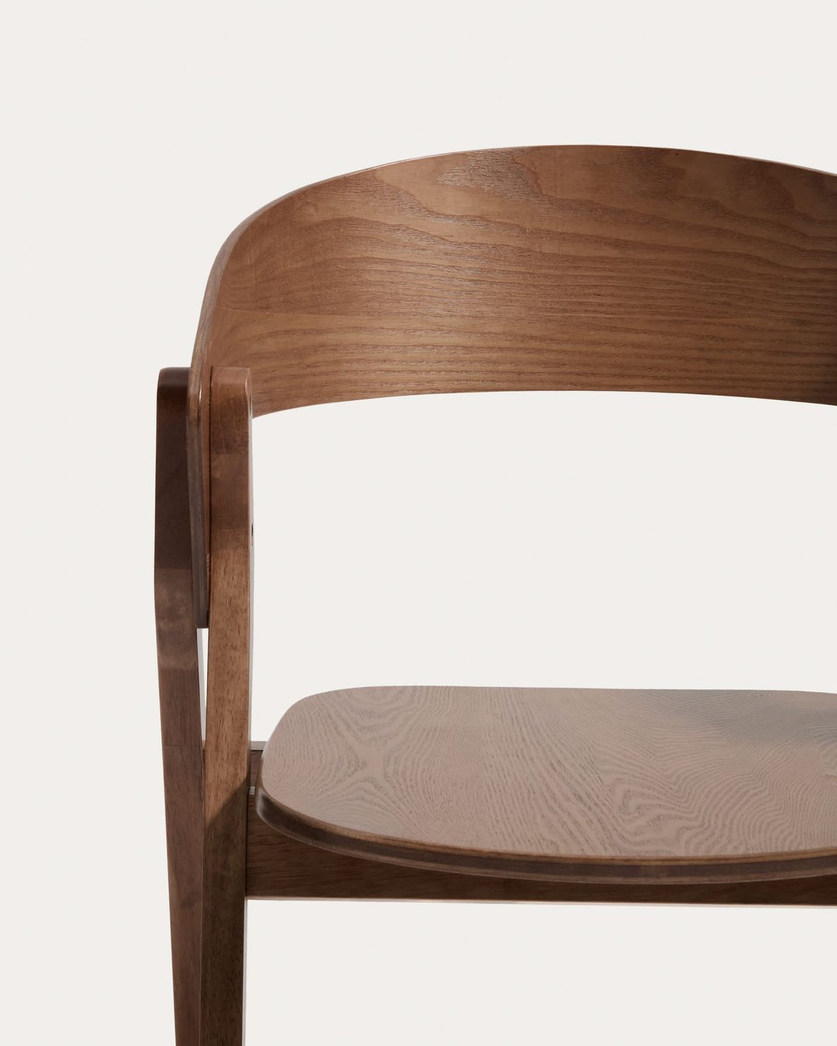 Silla Godia de chapa de roble con acabado en tono nogal