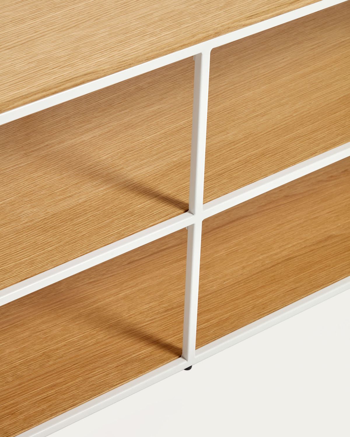Mueble TV Yoana de chapa de roble y estructura de metal blanco 160 x 40 cm