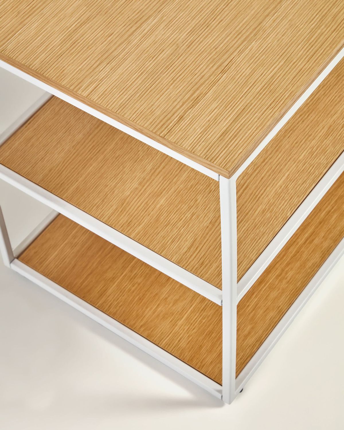 Mueble TV Yoana de chapa de roble y estructura de metal blanco 160 x 40 cm