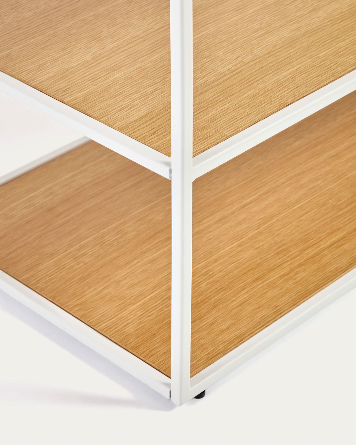 Mueble TV Yoana de chapa de roble y estructura de metal blanco 160 x 40 cm