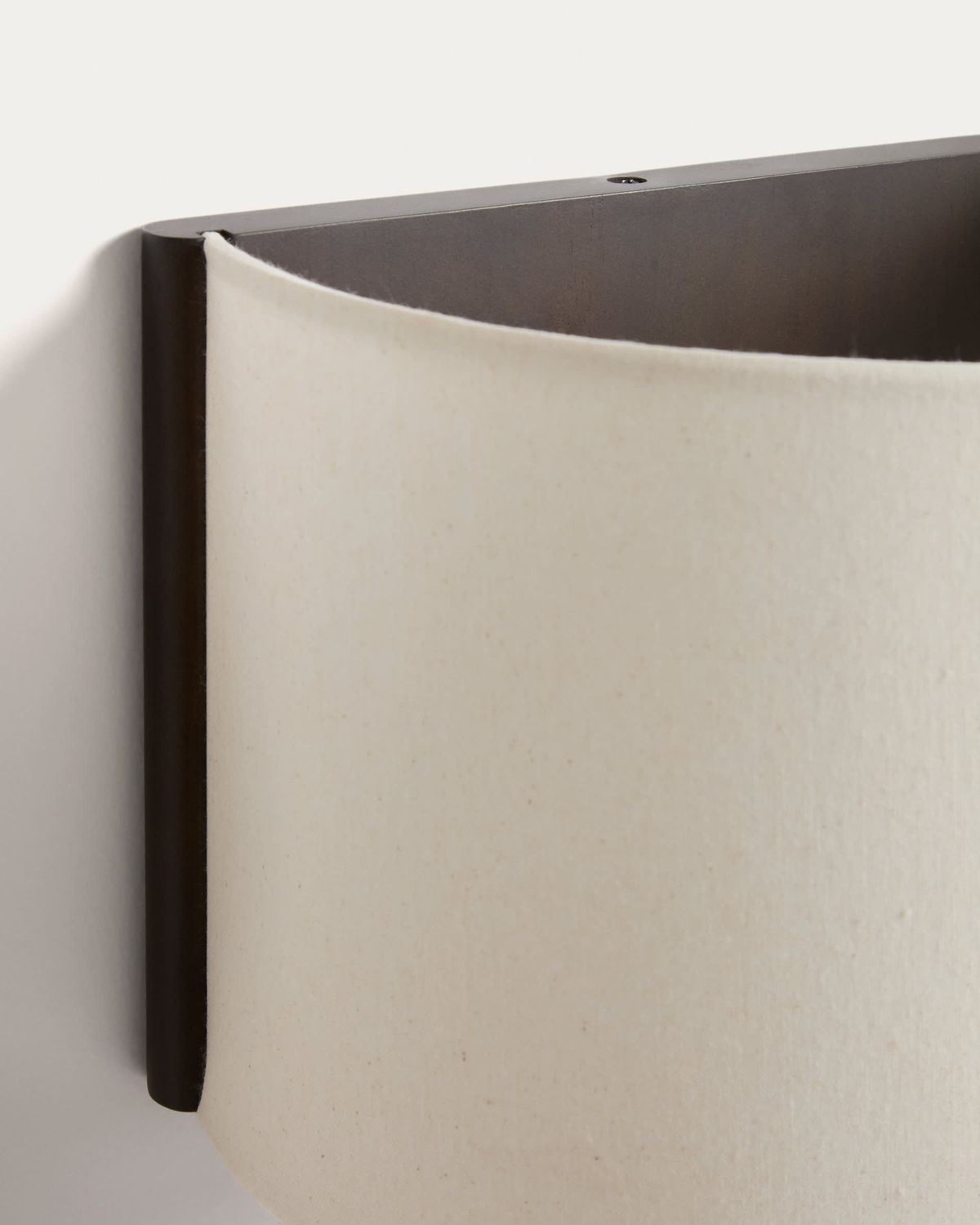 Aplique de pared Umbran de madera de caucho marrón oscuro y lino beige