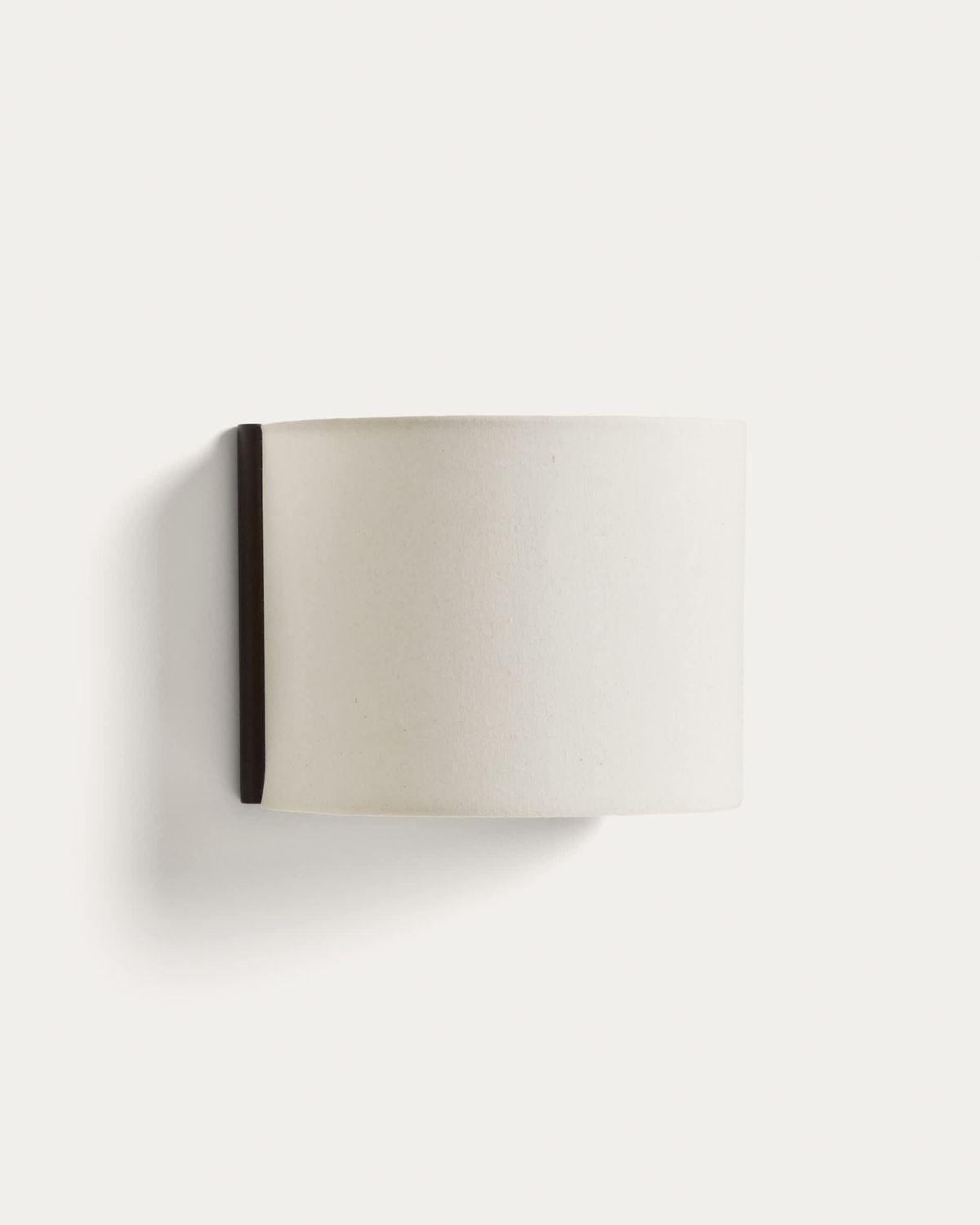 Aplique de pared Umbran de madera de caucho marrón oscuro y lino beige