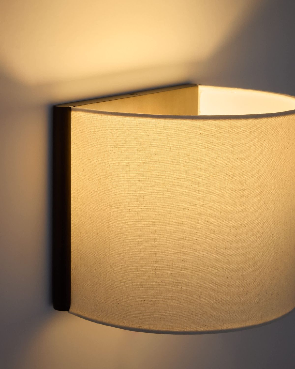 Aplique de pared Umbran de madera de caucho marrón oscuro y lino beige