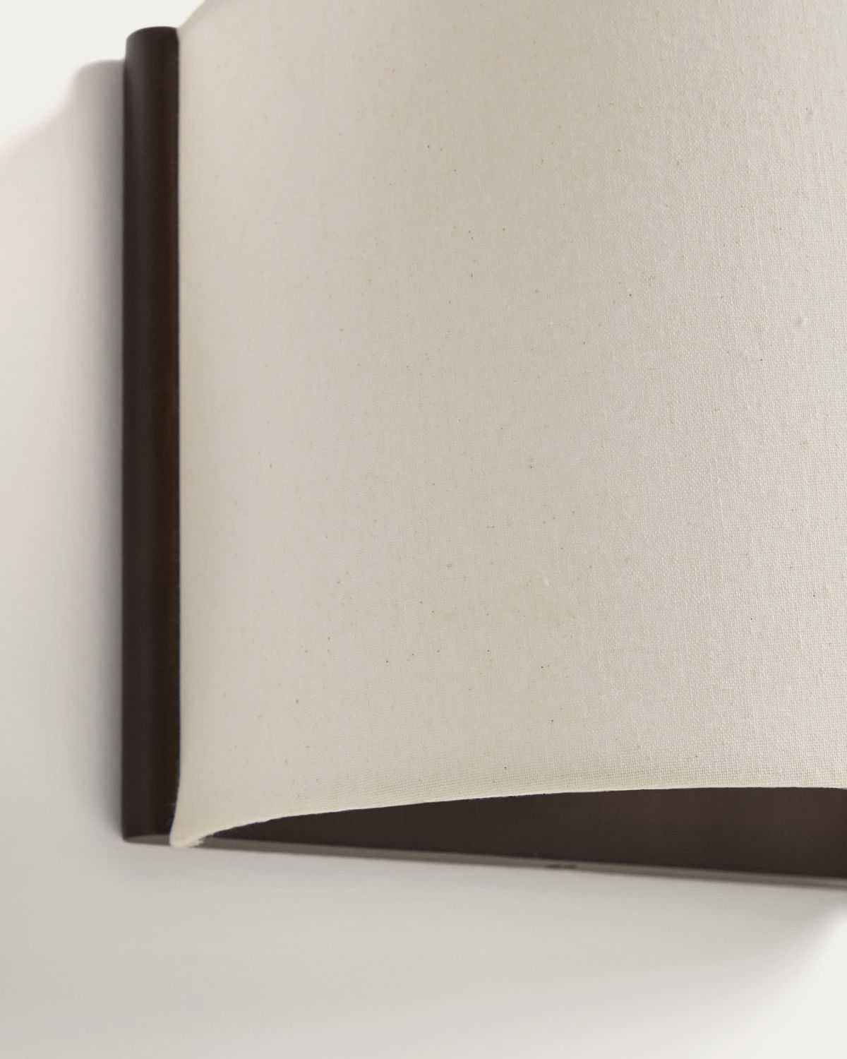 Aplique de pared Umbran de madera de caucho marrón oscuro y lino beige