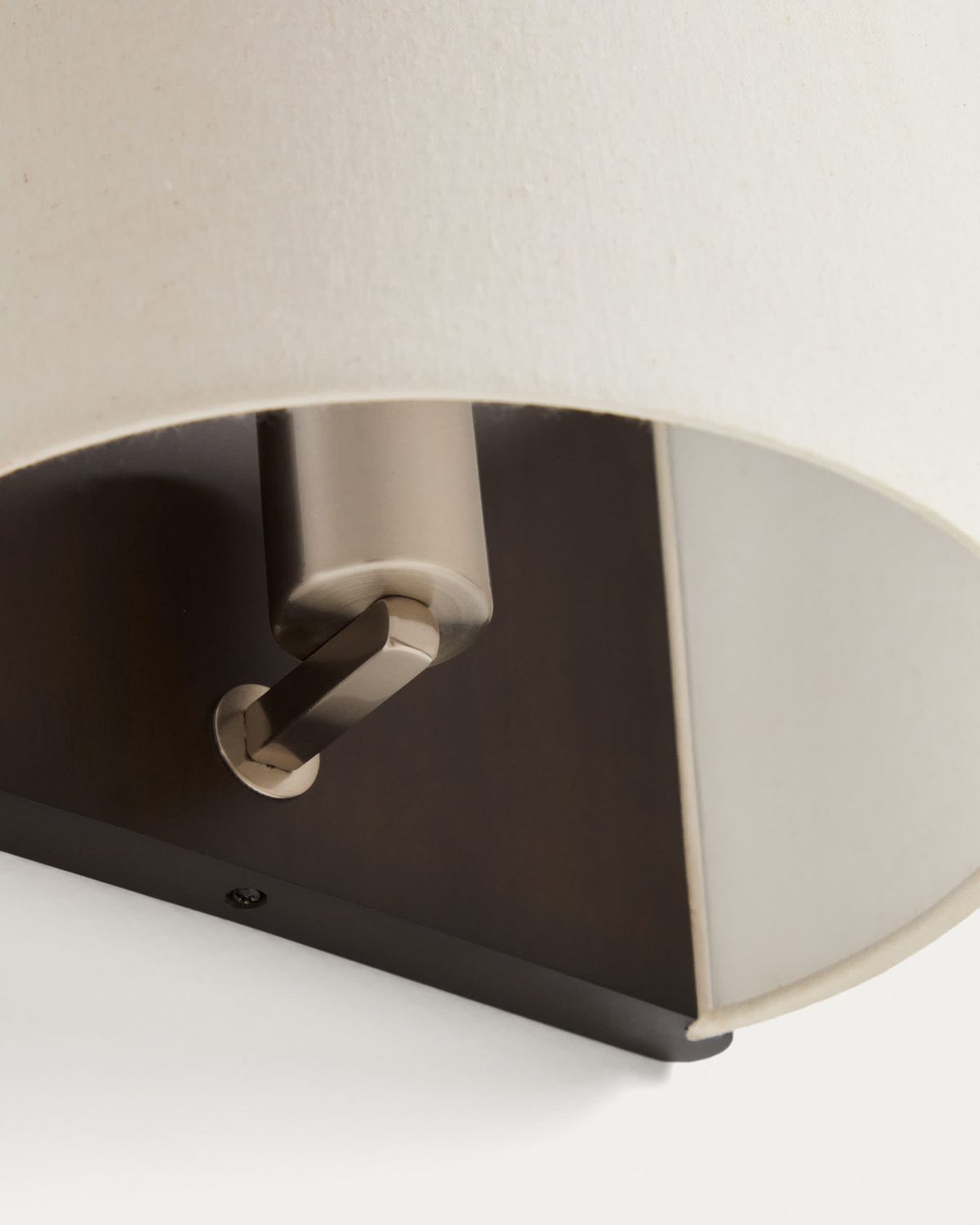 Aplique de pared Umbran de madera de caucho marrón oscuro y lino beige