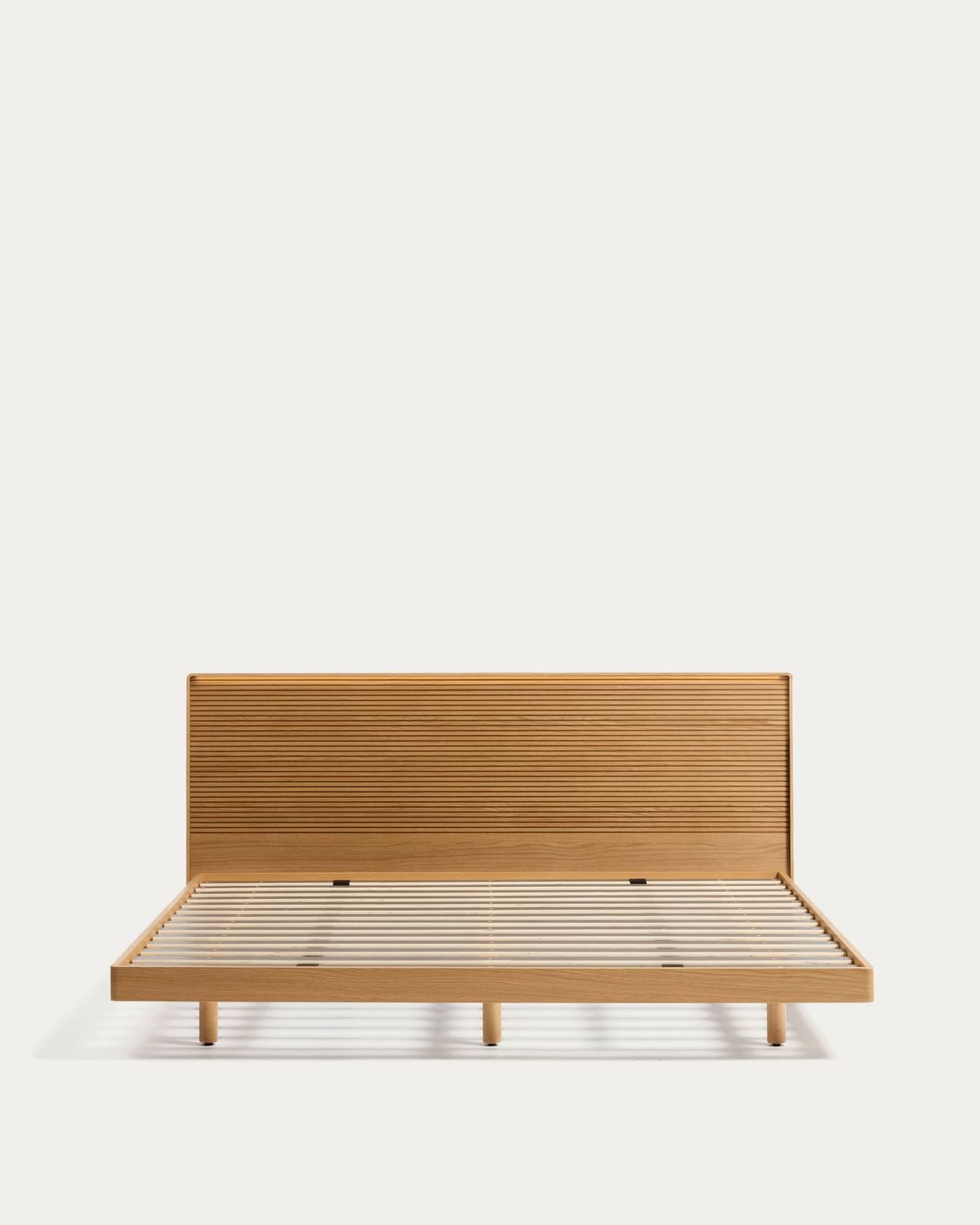 Cama Norlen de chapa de roble con acabado en tono natural y luz LED para colchón de 180 x 200 cm FSC Mix Credit
