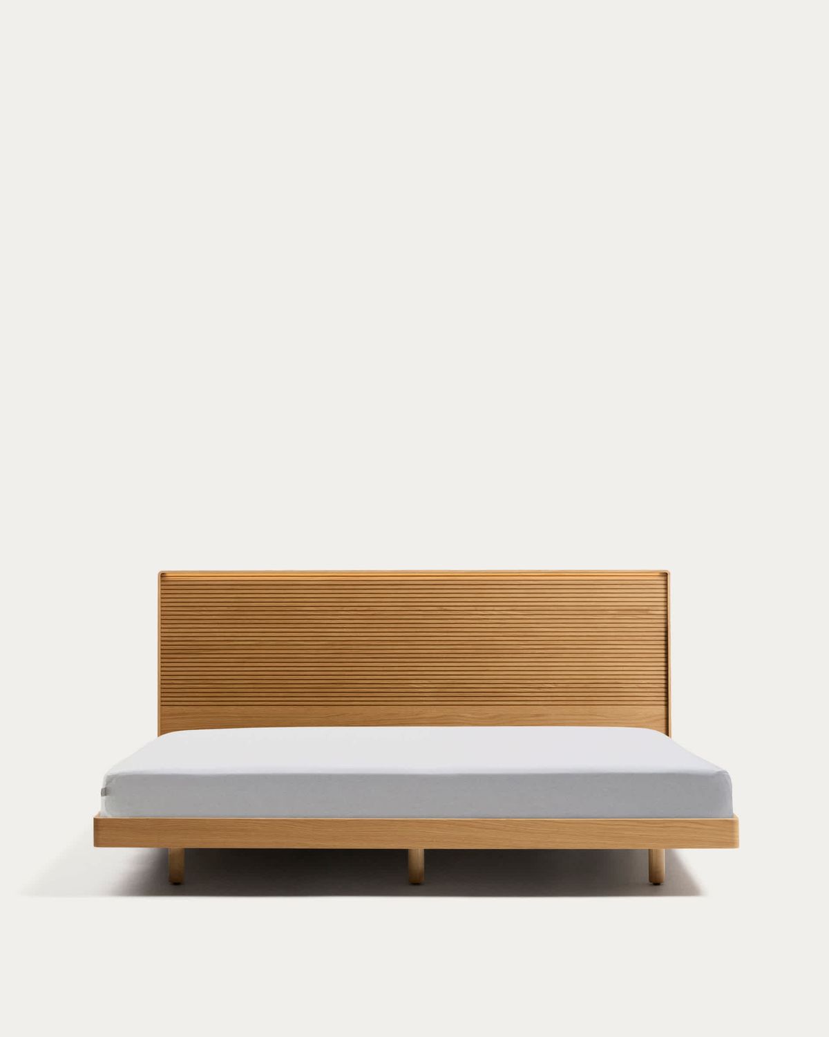 Cama Norlen de chapa de roble con acabado en tono natural y luz LED para colchón de 180 x 200 cm FSC Mix Credit