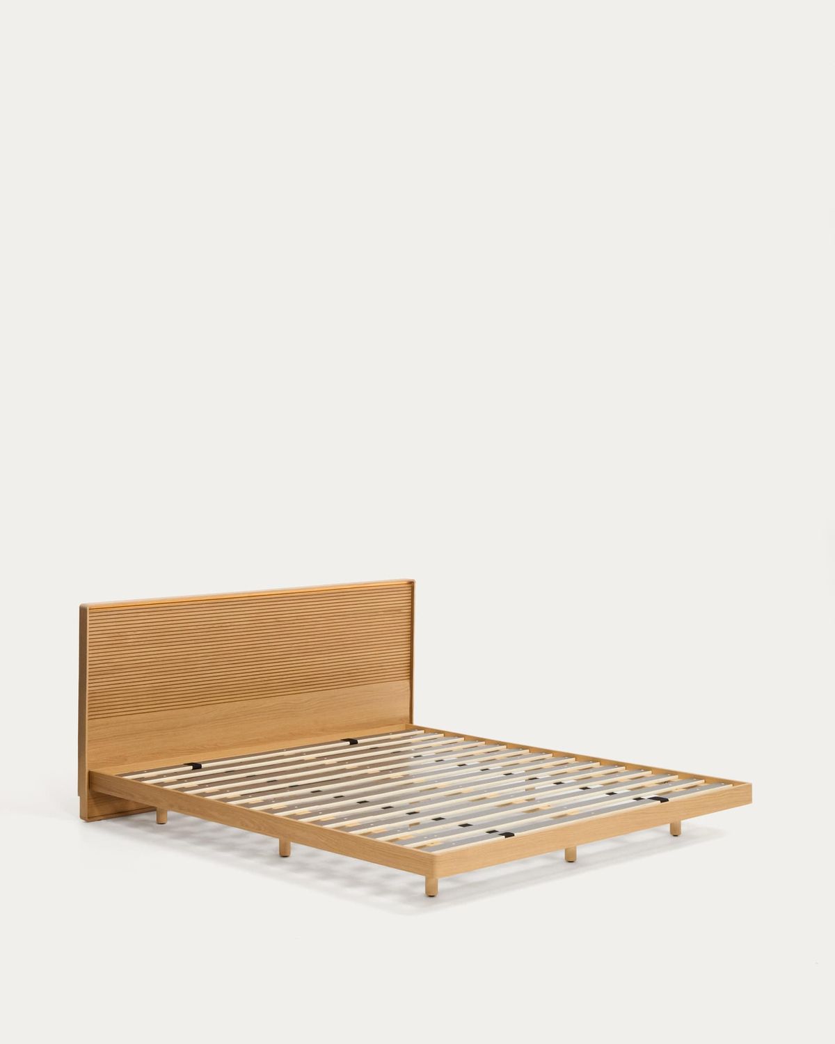 Cama Norlen de chapa de roble con acabado en tono natural y luz LED para colchón de 180 x 200 cm FSC Mix Credit