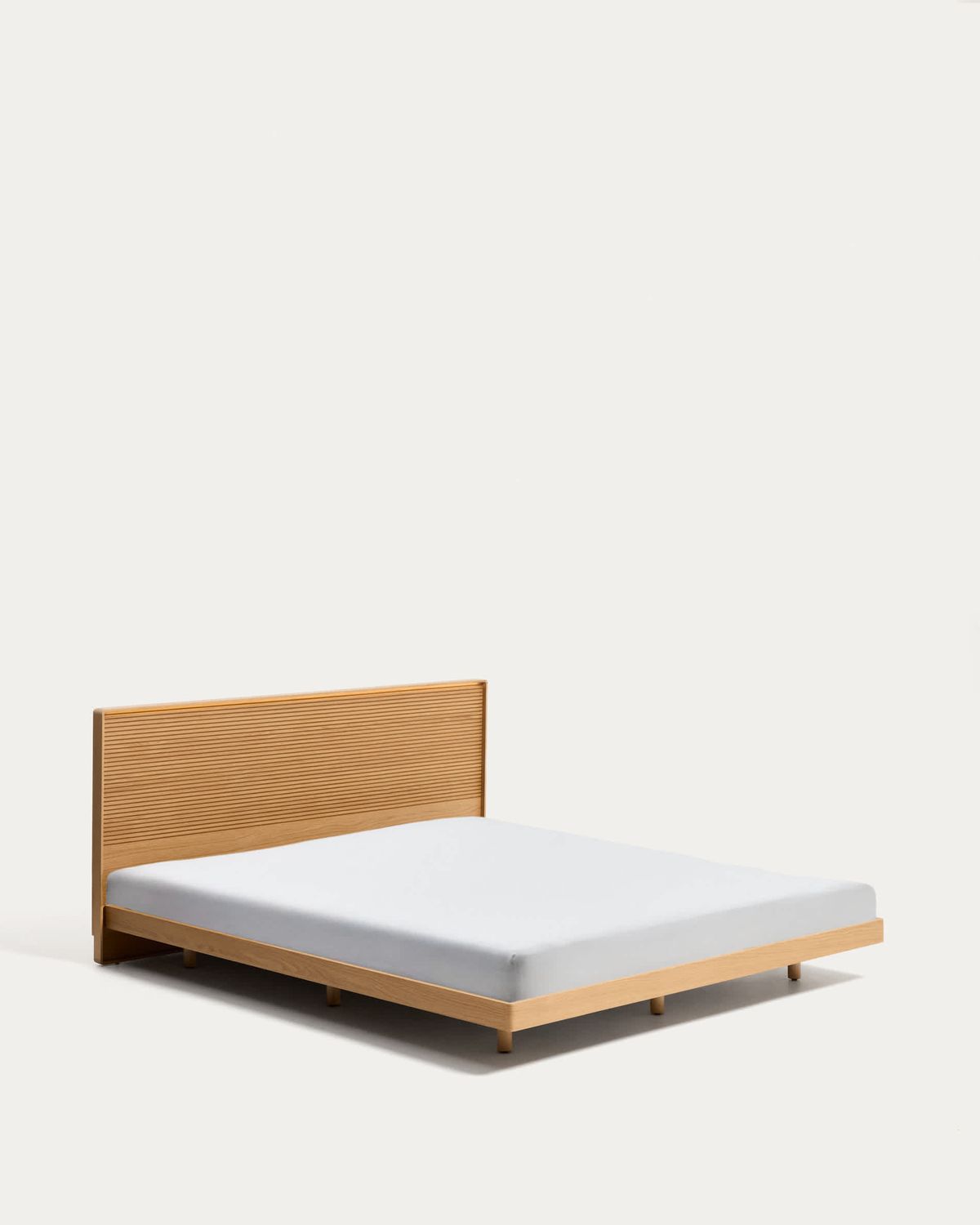 Cama Norlen de chapa de roble con acabado en tono natural y luz LED para colchón de 180 x 200 cm FSC Mix Credit