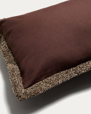 Funda de cojín Olinan con detalle bouclé marrón 30 x 50 cm