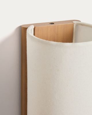 Aplique de pared Umbran de madera de caucho marrón claro y lino beige