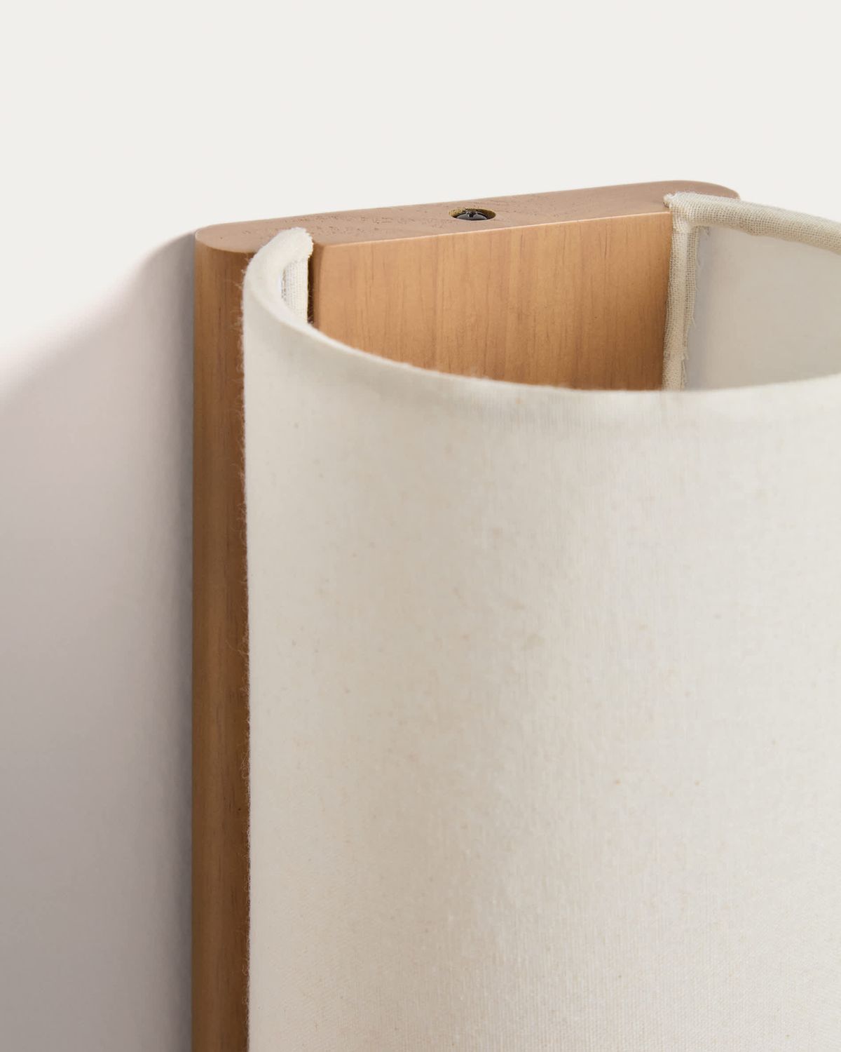 Aplique de pared Umbran de madera de caucho marrón claro y lino beige