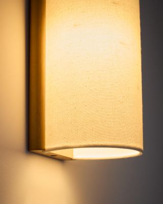 Aplique de pared Umbran de madera de caucho marrón claro y lino beige