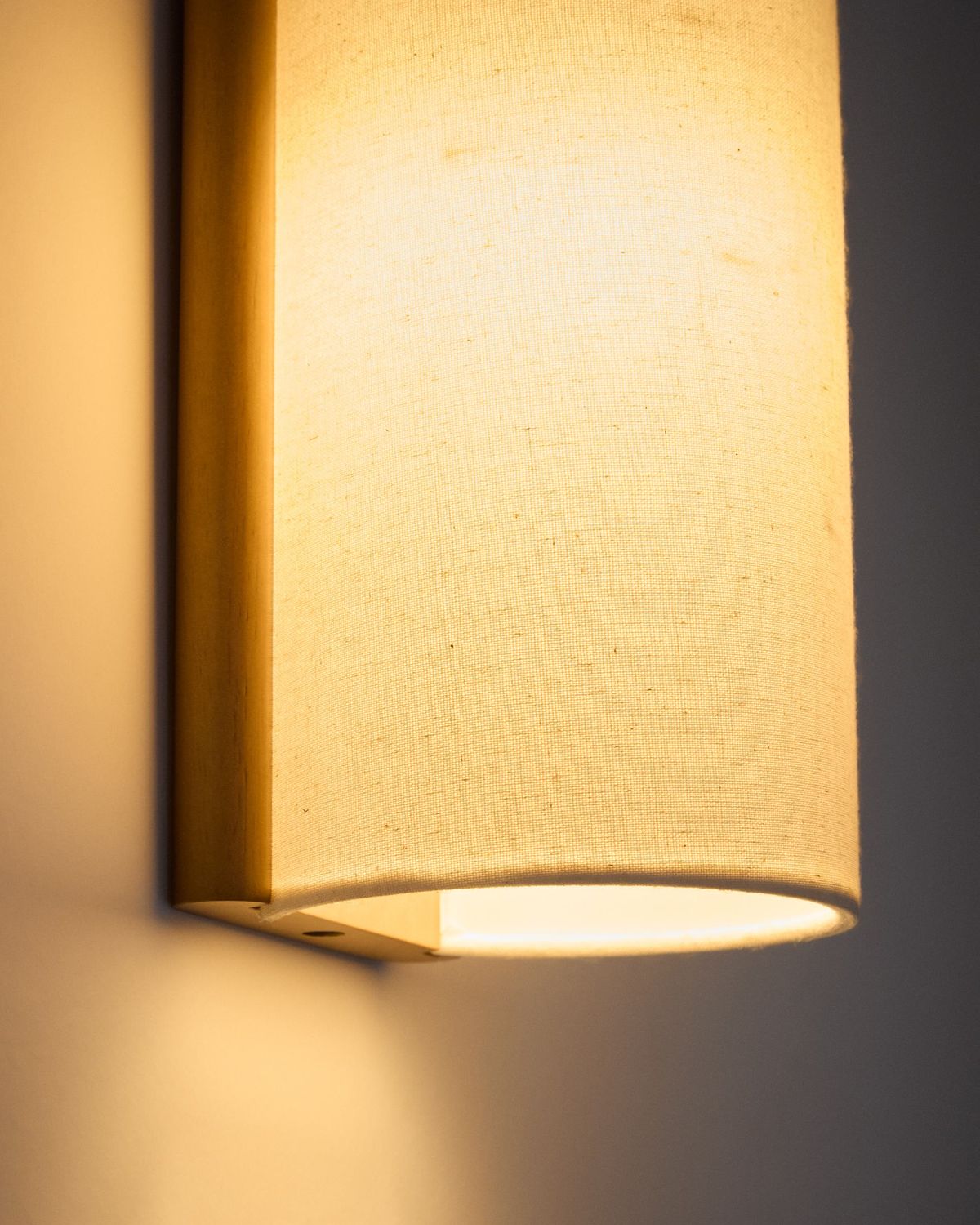 Aplique de pared Umbran de madera de caucho marrón claro y lino beige