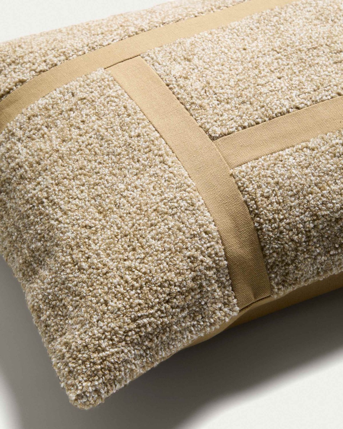 Funda de cojín Lomel de micro bouclé con detalle gráfico crudo 40 x 60 cm