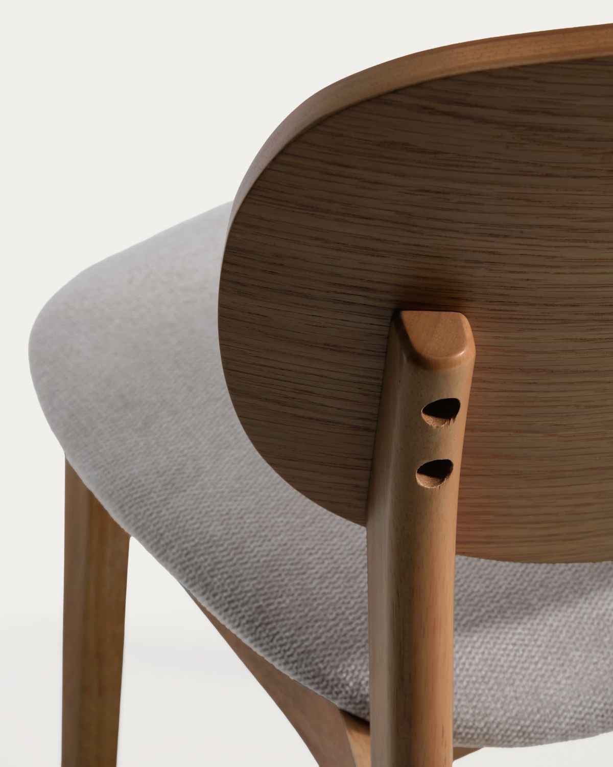 Silla Ludara de chapa de roble acabado nogal y chenilla marrón