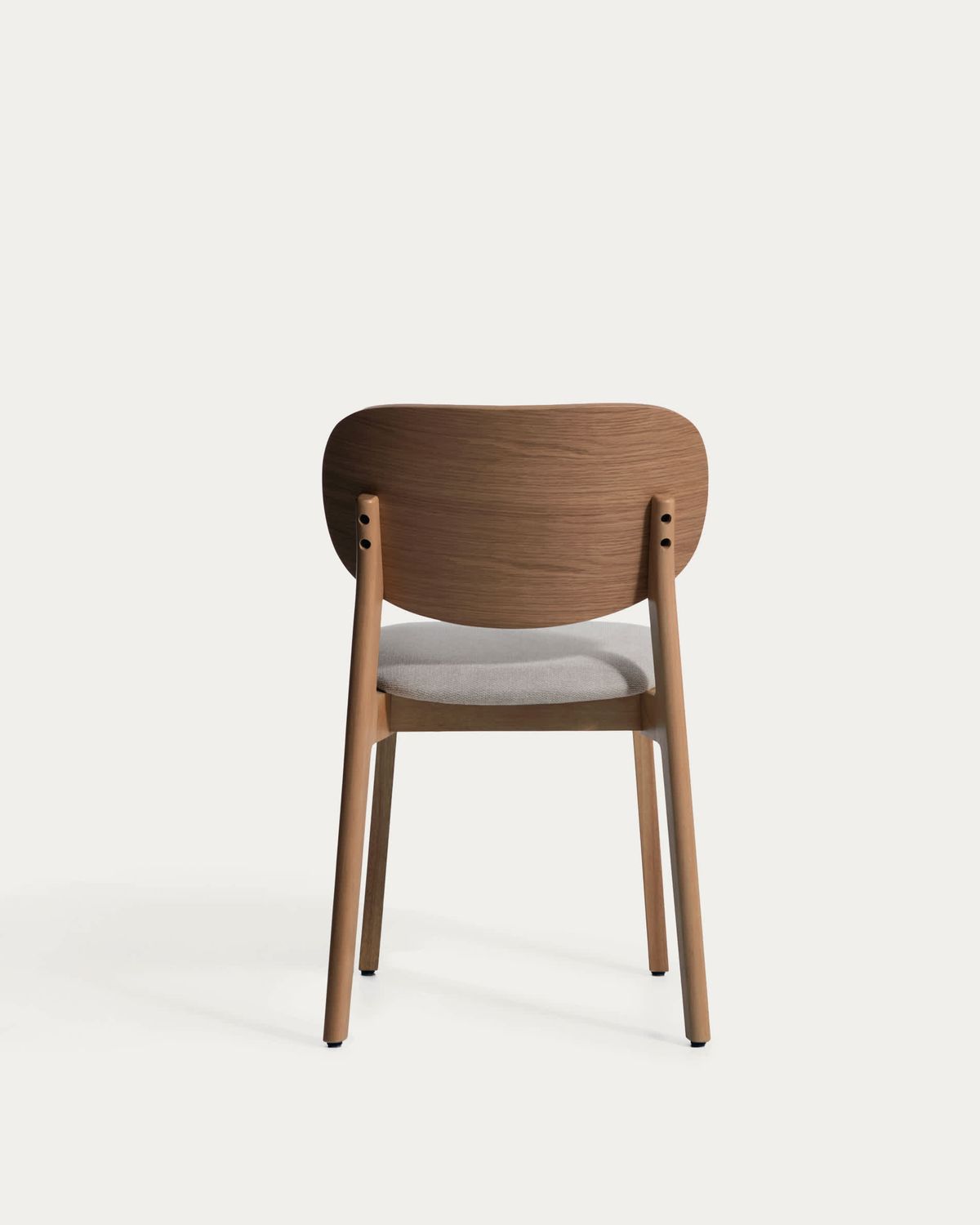 Silla Ludara de chapa de roble acabado nogal y chenilla marrón