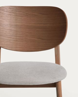 Silla Ludara de chapa de roble acabado nogal y chenilla marrón