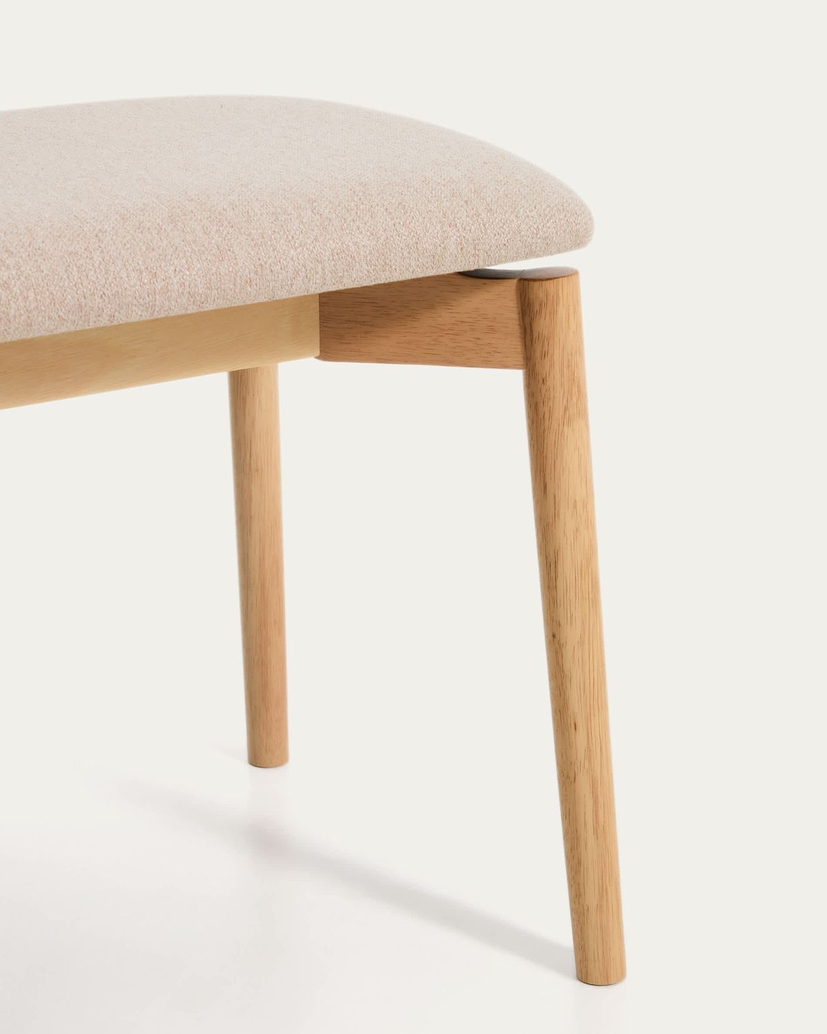Banco Evera de chapa de roble con acabado en tono natural y chenilla beige 122 cm