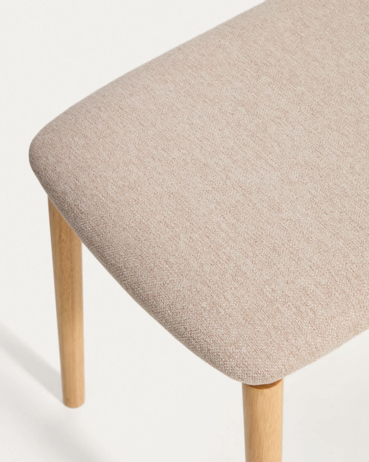 Banco Evera de chapa de roble con acabado en tono natural y chenilla beige 122 cm