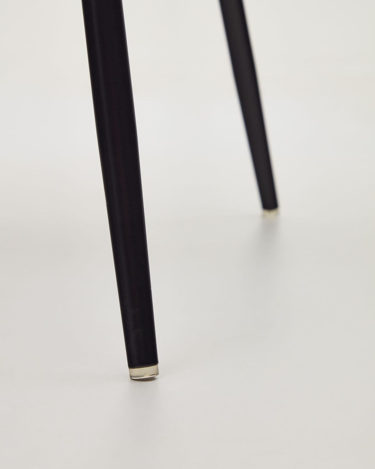 Silla Yunia de pana gruesa verde con patas de acero con acabado pintado negro FR