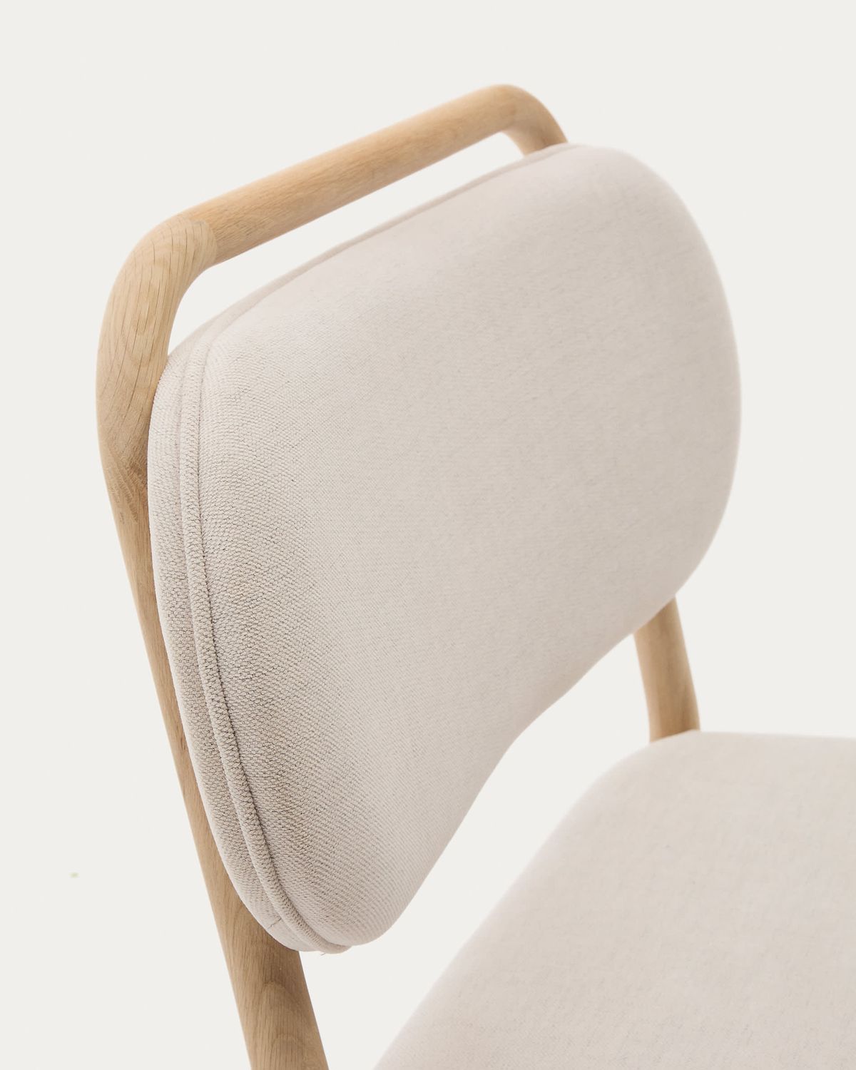 Butaca Helda de chenilla beige y madera maciza de roble FSC Mix Credit