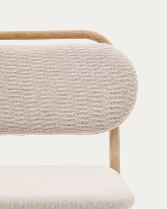 Butaca Helda de chenilla beige y madera maciza de roble FSC Mix Credit