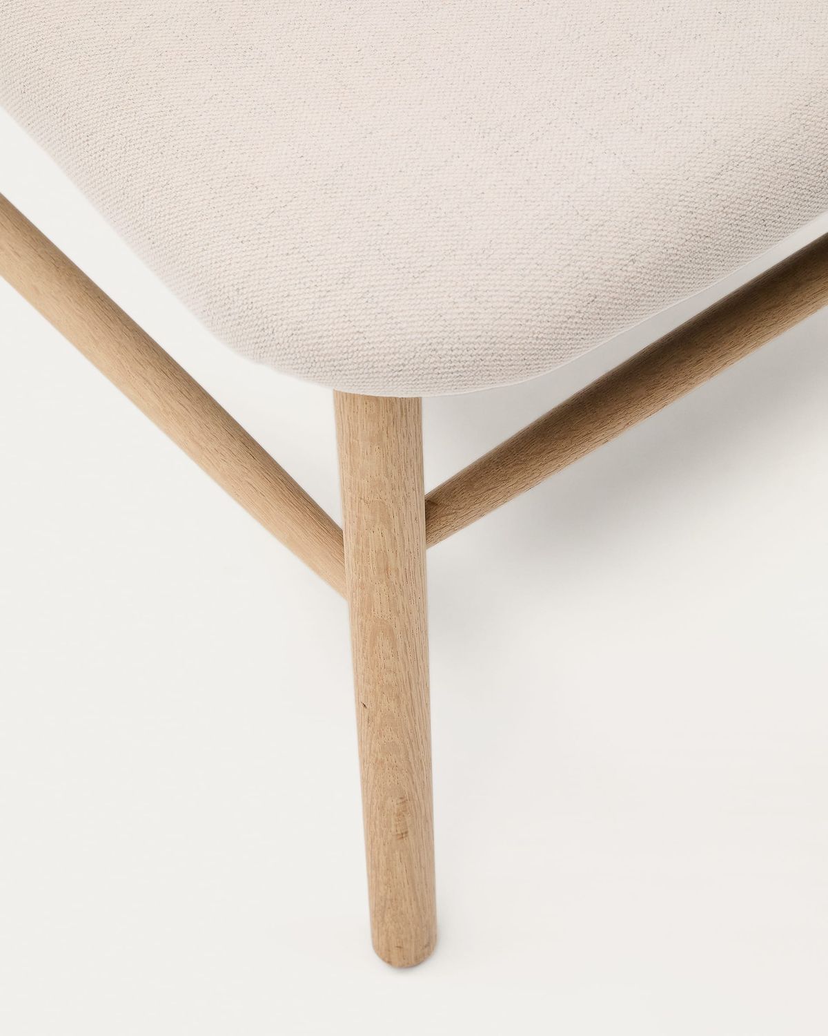 Butaca Helda de chenilla beige y madera maciza de roble FSC Mix Credit
