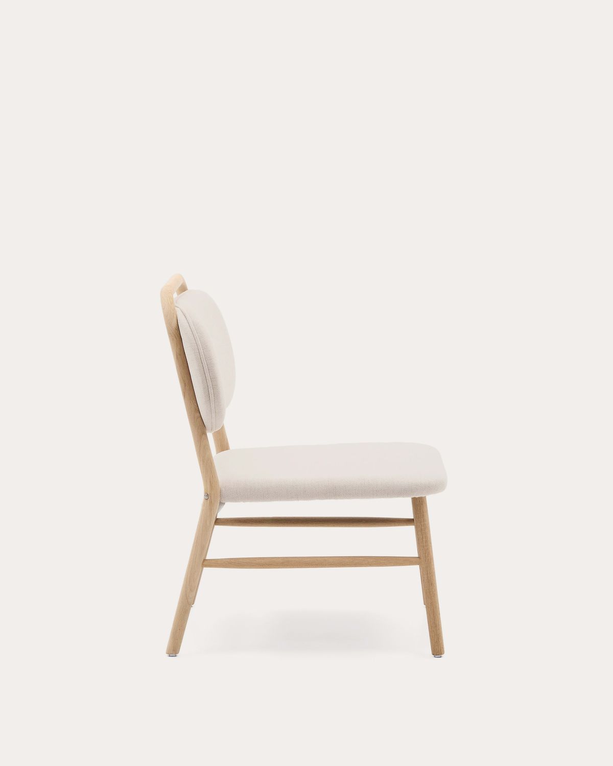 Butaca Helda de chenilla beige y madera maciza de roble FSC Mix Credit