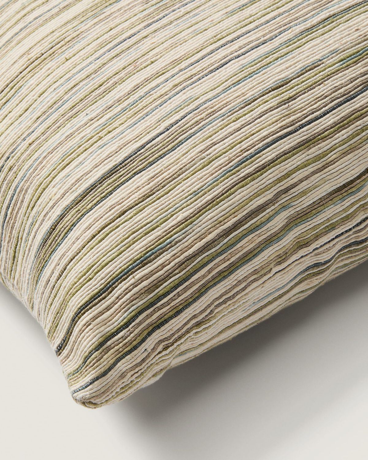 Funda de cojín Zilora mezcla seda jacquard rayas verde y beige 45 x 45 cm