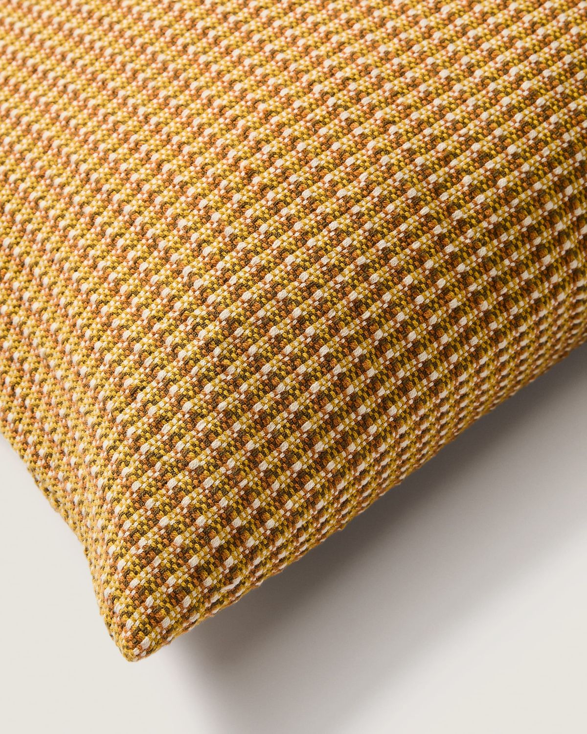 Funda de cojín Nuval tejido estructurado mostaza 50 x 50 cm