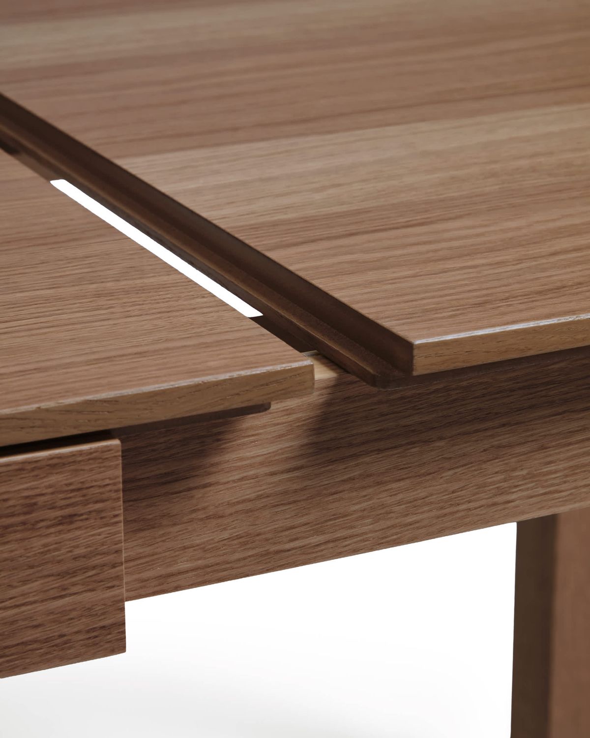 Mesa extensible Narevi en chapa de roble con acabado nogal 130 (190) x 80 cm