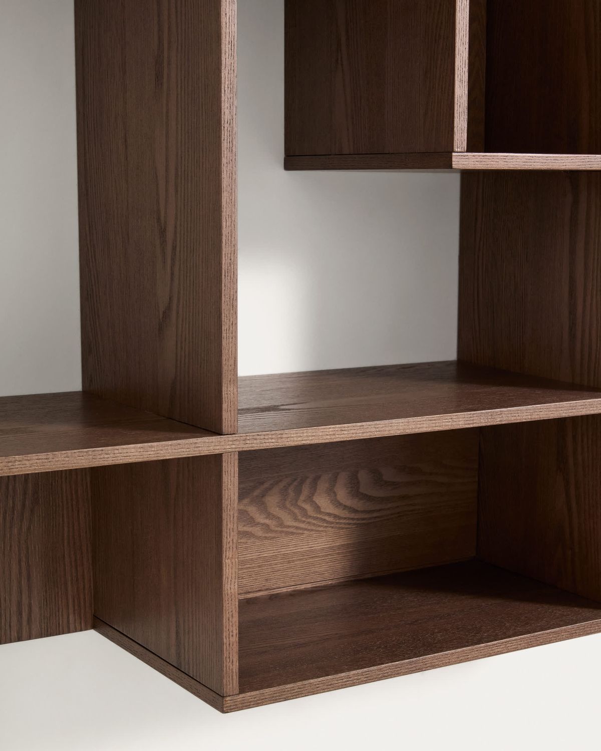 Estantería modular Ina de chapa de fresno con acabado tono nogal 80 x 80 cm FSC 100%