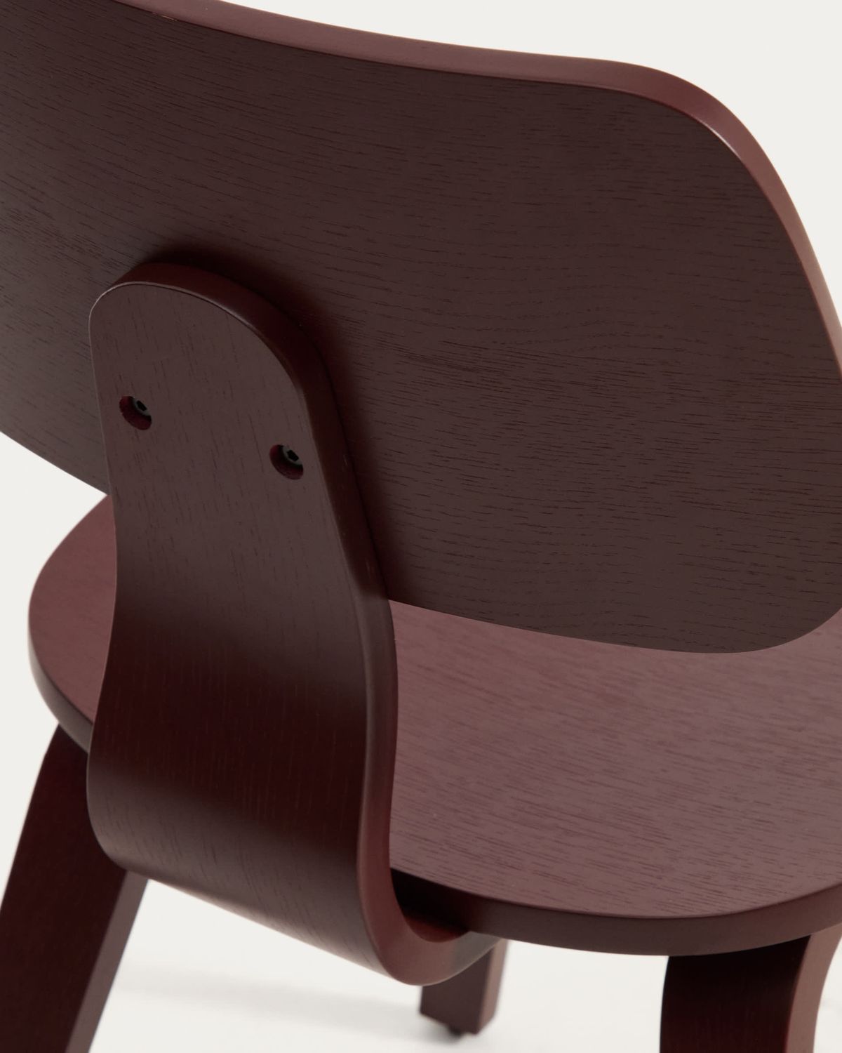 Silla Gena de chapa de roble con acabado granate