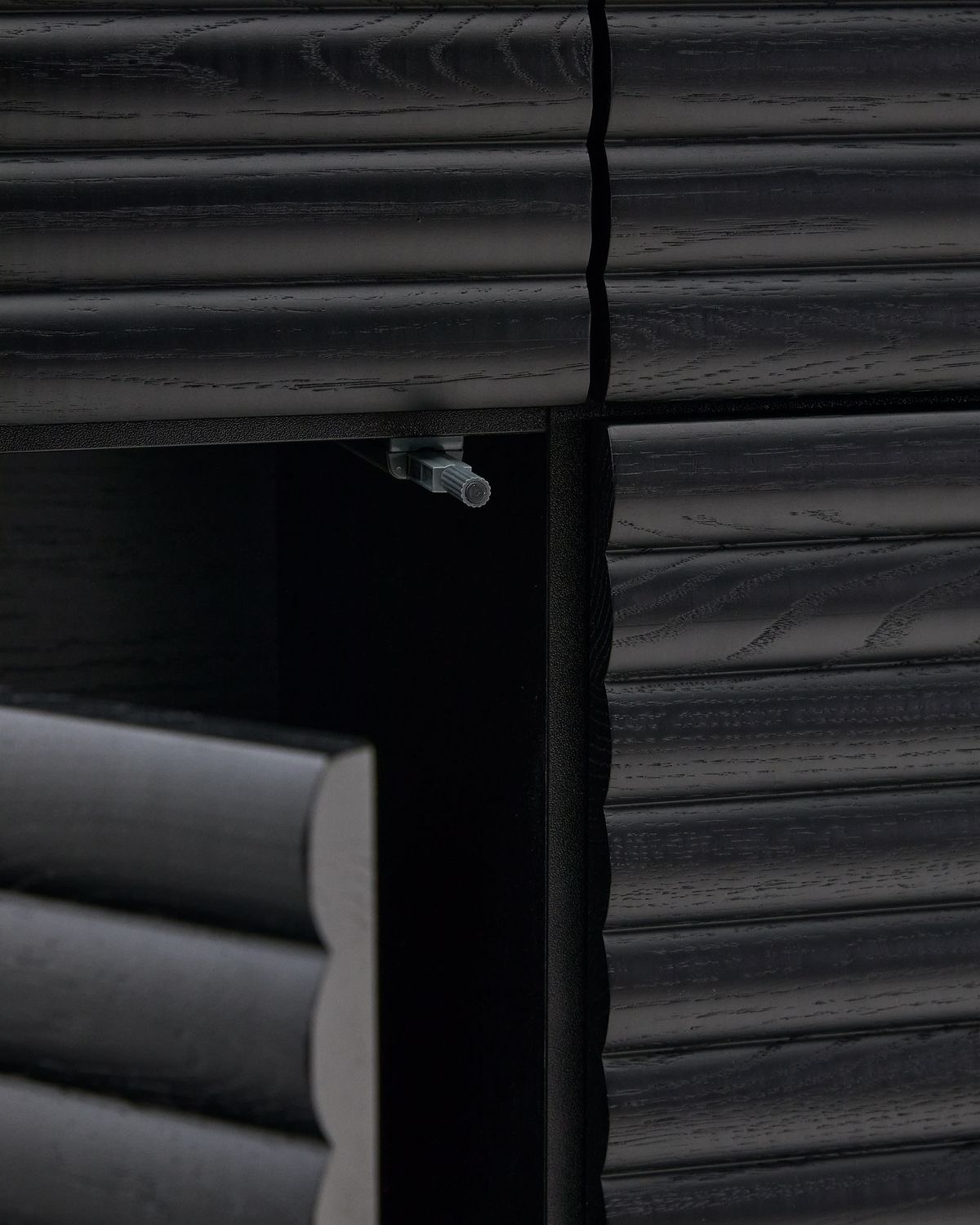 Aparador alto Lenon 4 puertas madera maciza y chapa roble negro 104,5x144 cm FSC Mix Credi