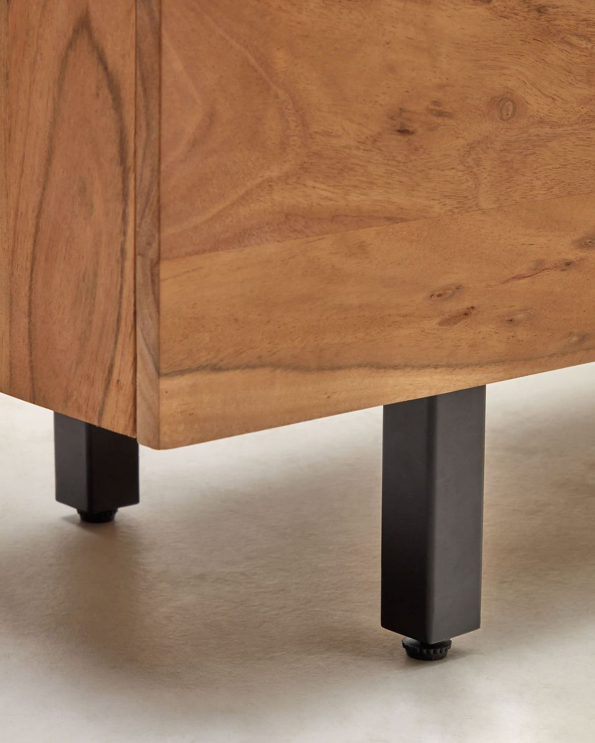 Aparador Uxue 3 puertas de madera maciza de acacia con acabado blanqueado 150 x 88 cm