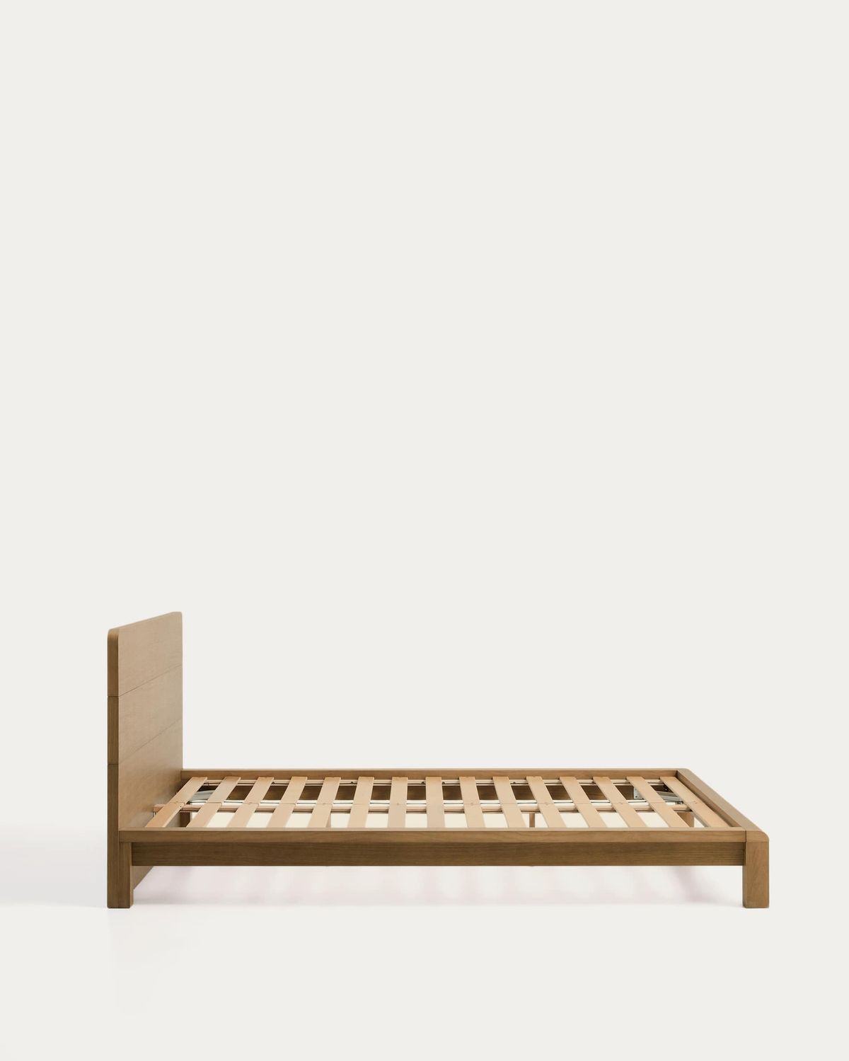 Cama Arelida de chapa y madera maciza de roble acabado marrón claro para colchón de 160 x 200 cm FSC Mix Credit