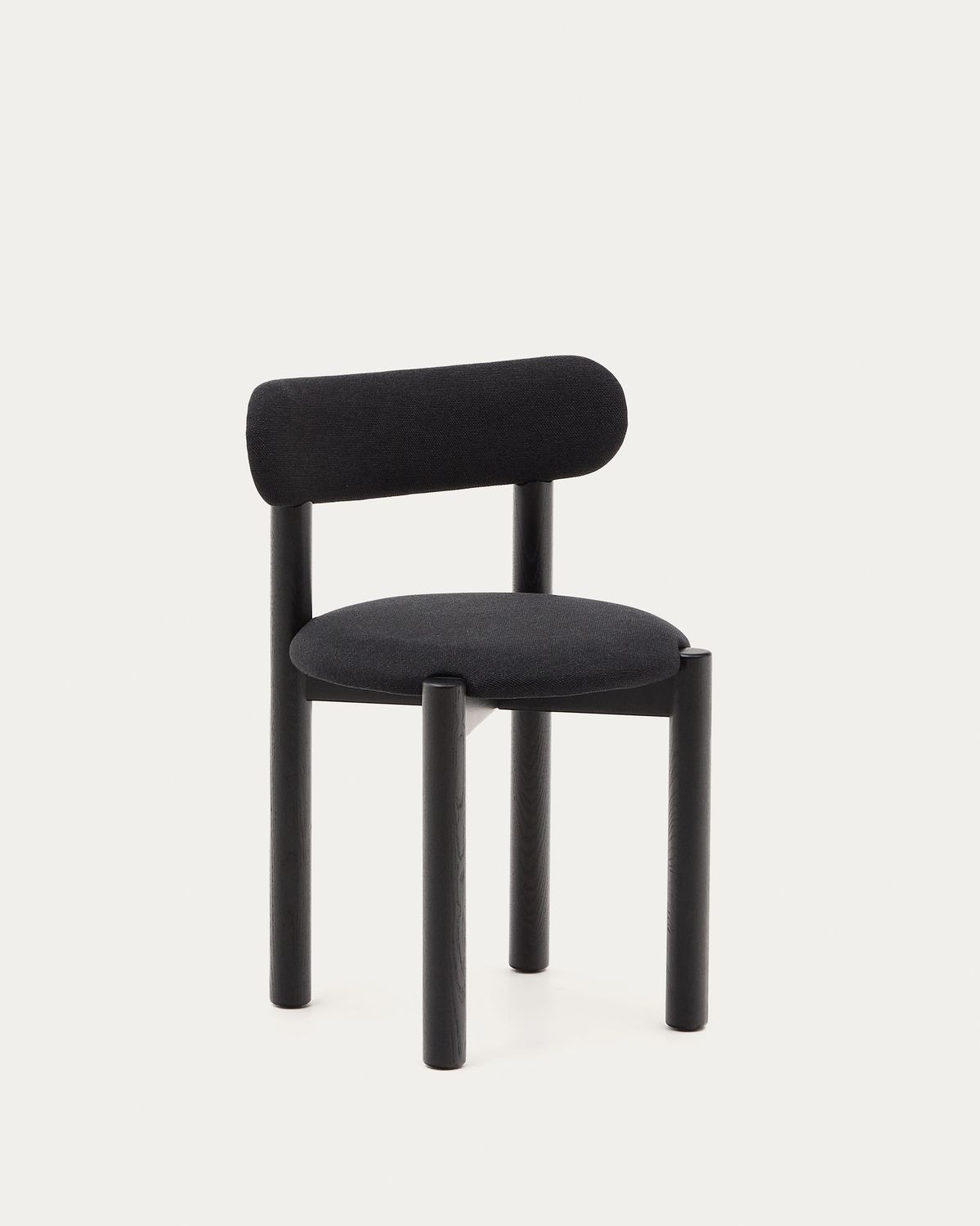 Silla Nebai de chenilla negra estructura madera maciza roble acabado negro FSC MIX Credit
