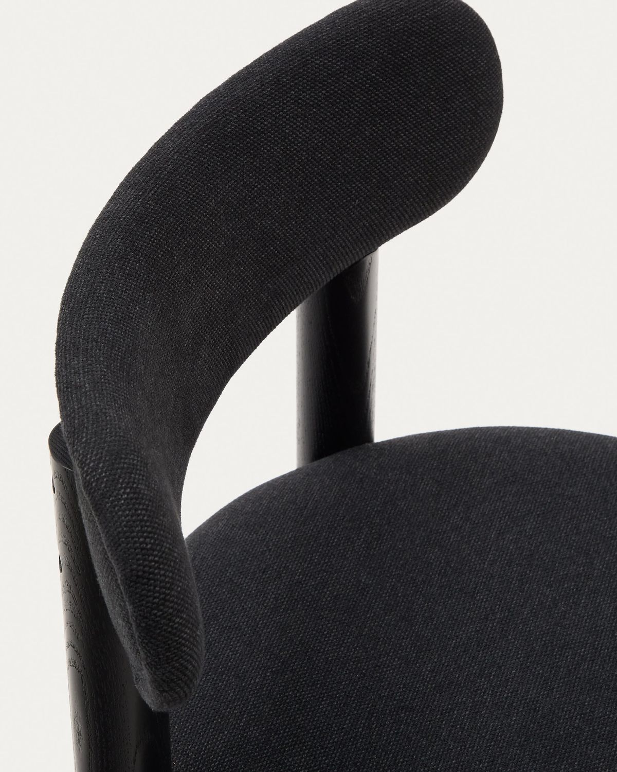 Silla Nebai de chenilla negra estructura madera maciza roble acabado negro FSC MIX Credit
